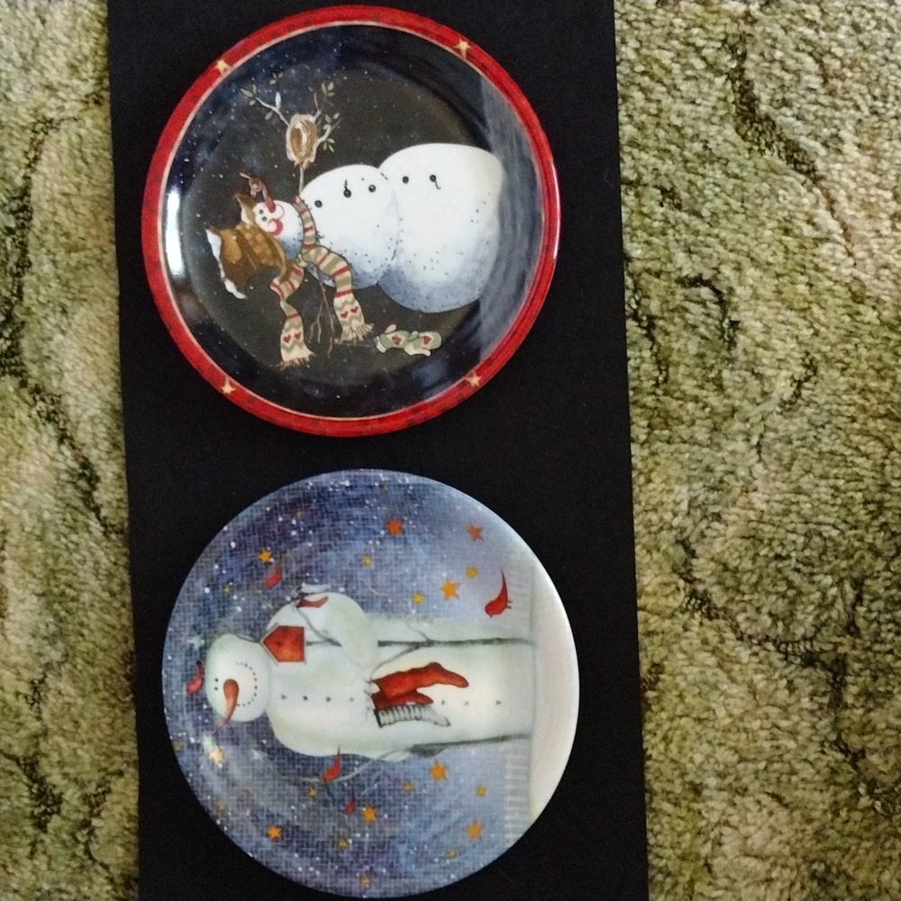 Two snowman dessert plates